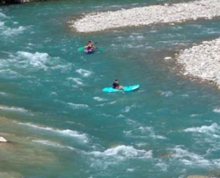 Kayak en balsa en los rápidos. 